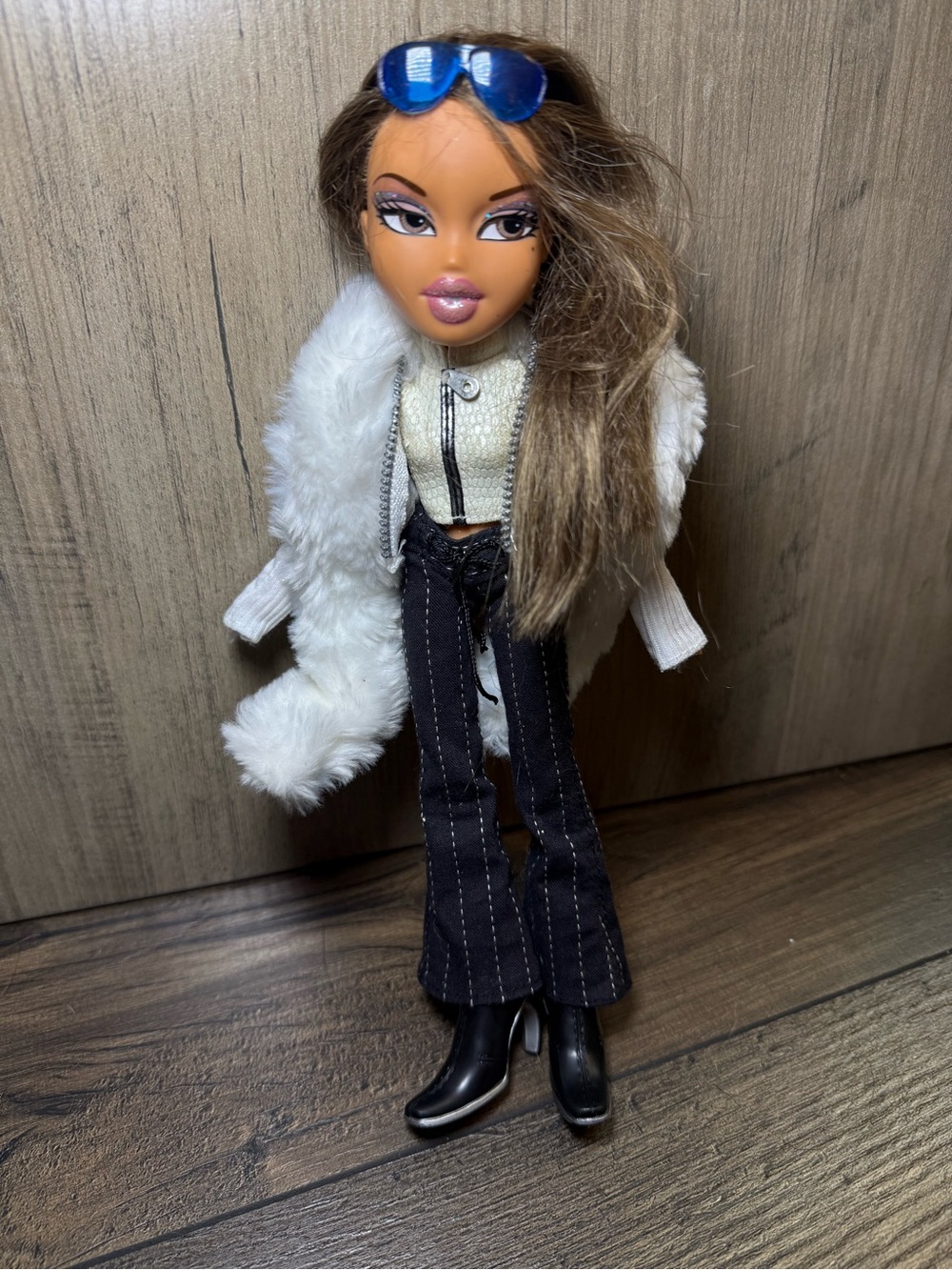 Bratz Vintage Wintertime Wonderland Yasmin Doll Outfit Accessories